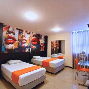 Down comforters, desk, blackout drapes, iron/ironing board - Ivankaa Hostel (Trujillo)