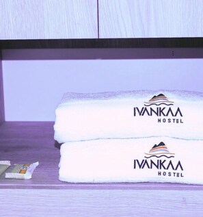 Shower, towels - Ivankaa Hostel (Trujillo)