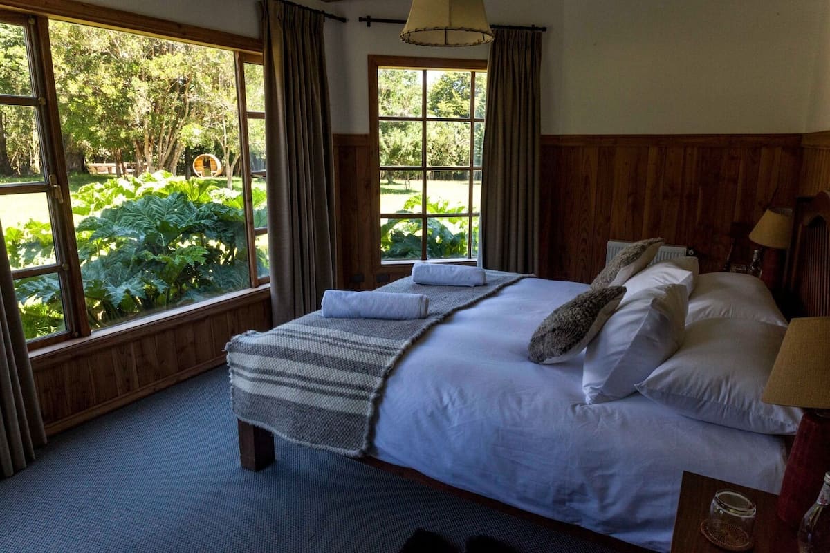 Quarto superior | Cofres nos quartos, camas extras/dobráveis (sobretaxa), roupa de cama