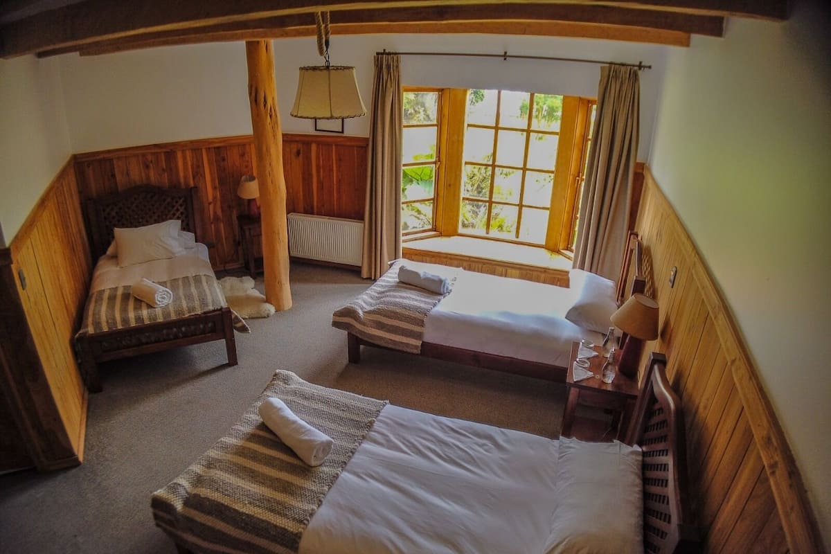 Quarto triplo | Cofres nos quartos, camas extras/dobráveis (sobretaxa), roupa de cama