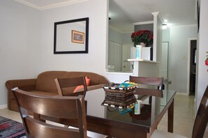 Apartment, 1 King Bed, Non Smoking | Living room