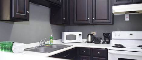 Apartment, 1 King Bed, Non Smoking | Private kitchen