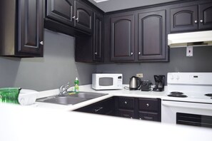 Apartment, 1 King Bed, Non Smoking | Private kitchen