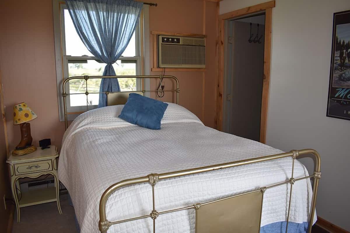 Habitación, 1 cama Queen size | Tabla de planchar con plancha, wifi gratis y ropa de cama