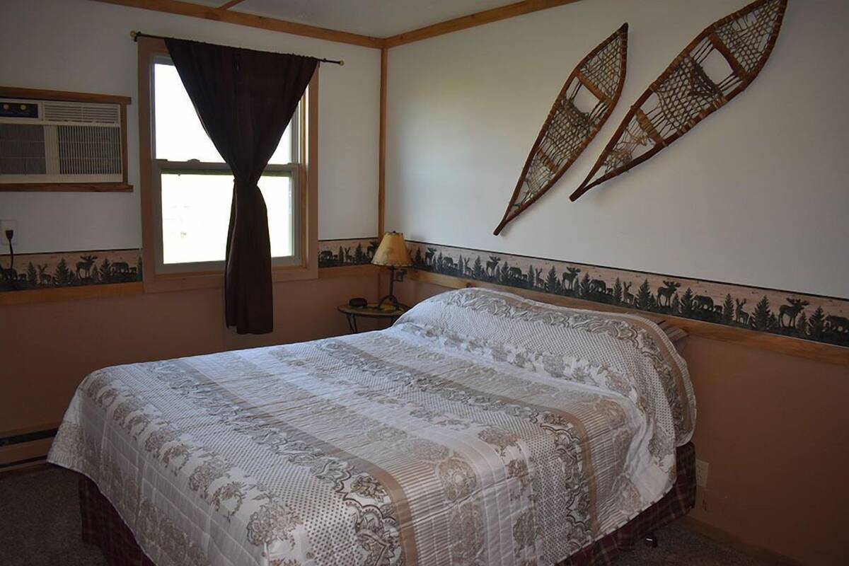 Habitación, 1 cama Queen size | Tabla de planchar con plancha, wifi gratis y ropa de cama