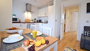 Lägenhet - 1 queensize-säng med bäddsoffa - icke-rökare | Matservice på rummet