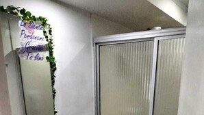 Un baño con inodoro, lavabo y ducha.