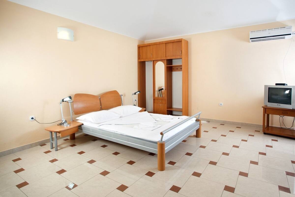 1 quarto, ferros/tábuas de passar roupa, berços (sobretaxa)
