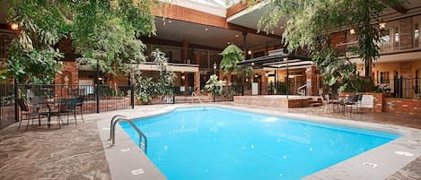 Una piscina cubierta