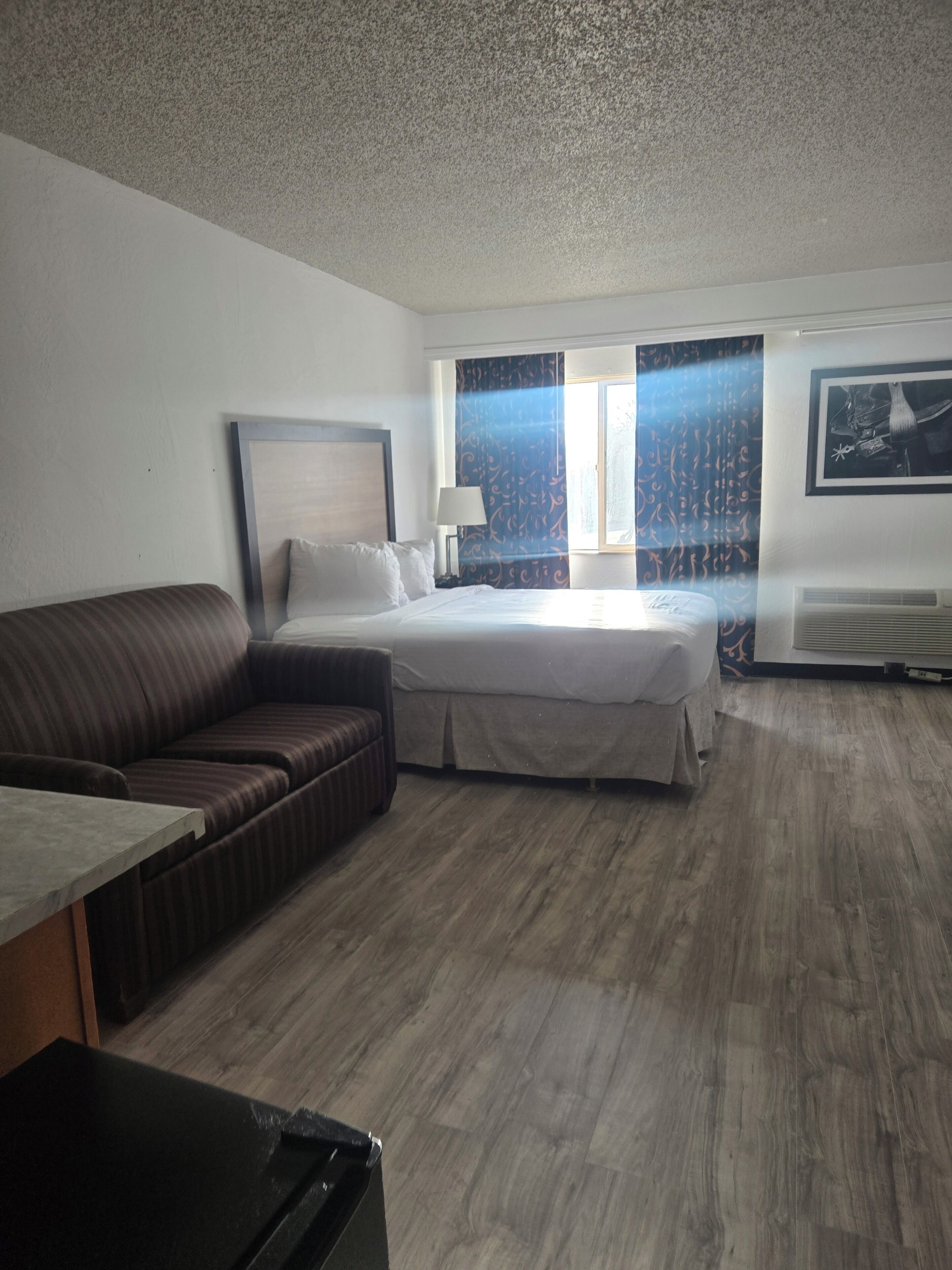 Comfort Studio, 1 Queen Bed | 1 bedroom, in-room safe, blackout curtains, iron/ironing board