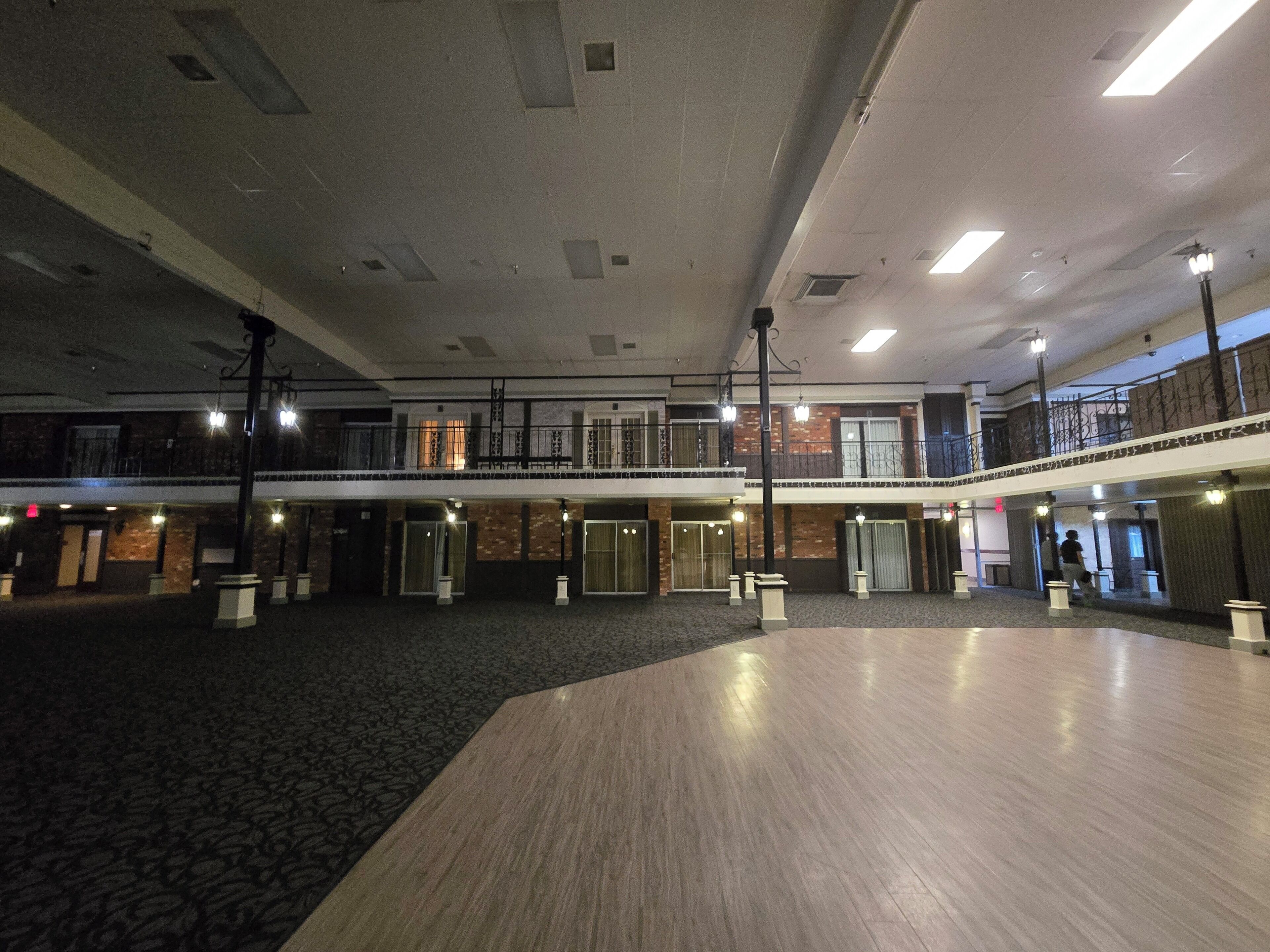 Un vaste espace intérieur doté d’un haut plafond, de plusieurs niveaux et d’un espace central ouvert.