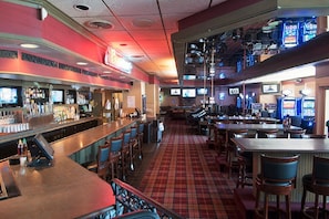Serves lunch, dinner, and happy hour
