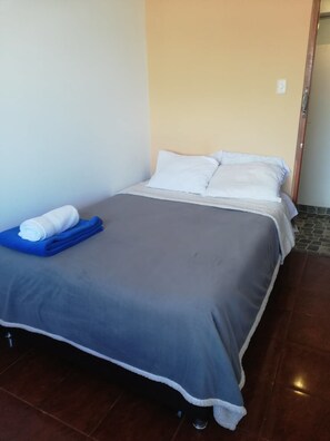 Habitación individual, 1 cama matrimonial, baño privado (4C) | Escritorio, cortinas blackout y ropa de cama 