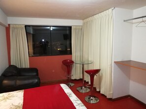 Escritorio, cortinas blackout y ropa de cama 