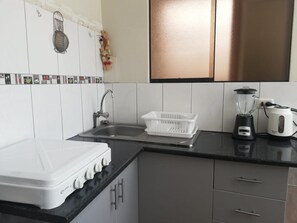 Departamento superior, 2 habitaciones, vista a la ciudad (Titanic) | Cocina privada | Cafetera y tetera, tetera eléctrica y utensilios de cocina 