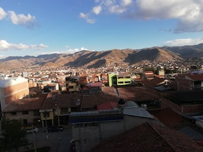 Un paisaje urbano con vistas a montañas al fondo.