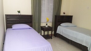 2 habitaciones, muebles diferentes y cortinas blackout 