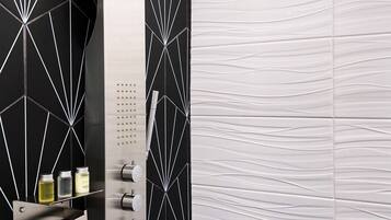 Basic Double Room, 1 King Bed, Non Smoking | Bathroom | Shower, hydromassage showerhead, free toiletries, towels