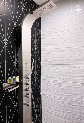 Habitación básica doble, 1 cama King size, para no fumadores | Baño | Regadera, regadera con hidromasaje, amenidades de baño gratuitas 