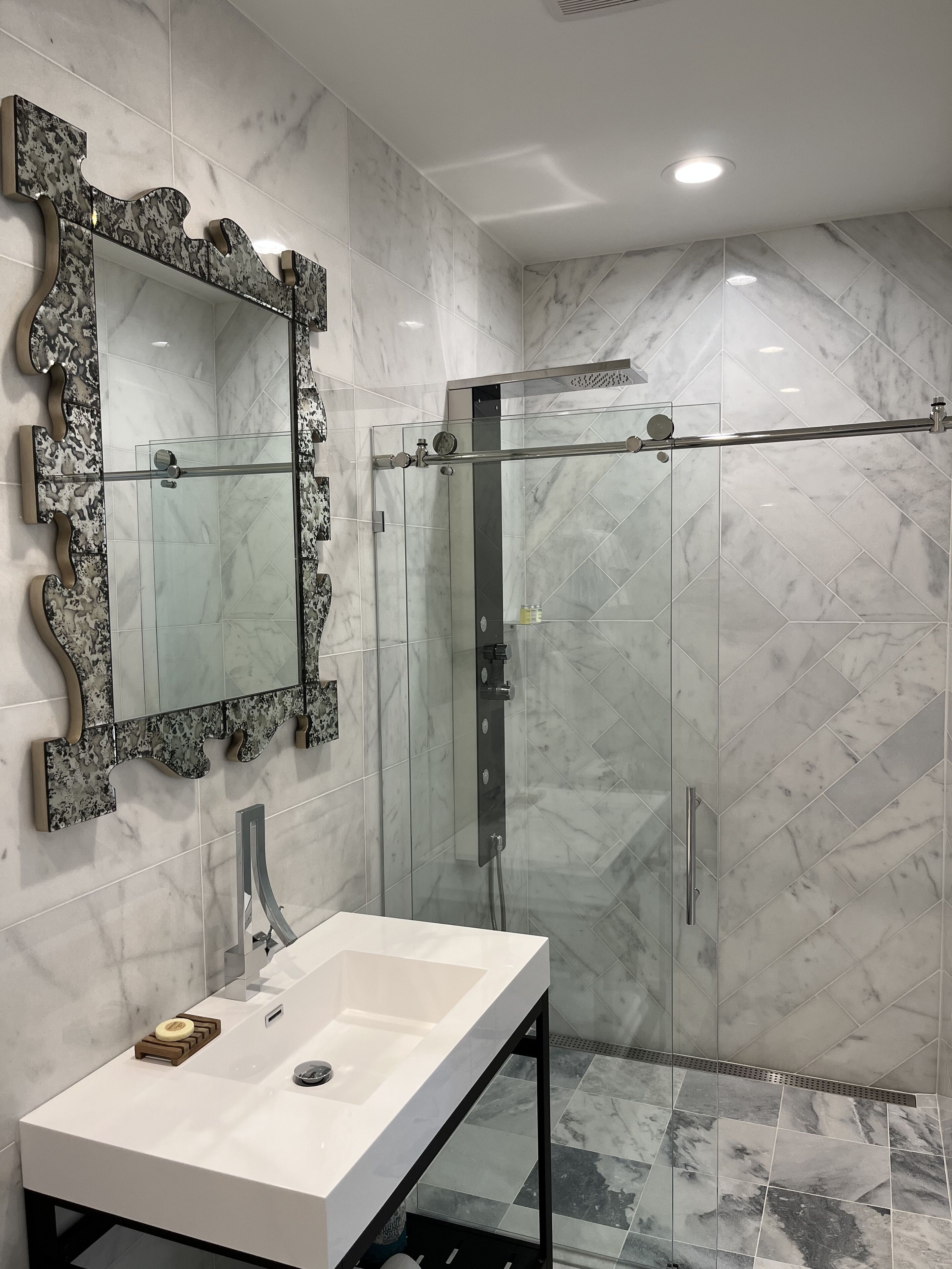 deluxe room | bathroom | shower, hydromassage showerhead, free toiletries, towels