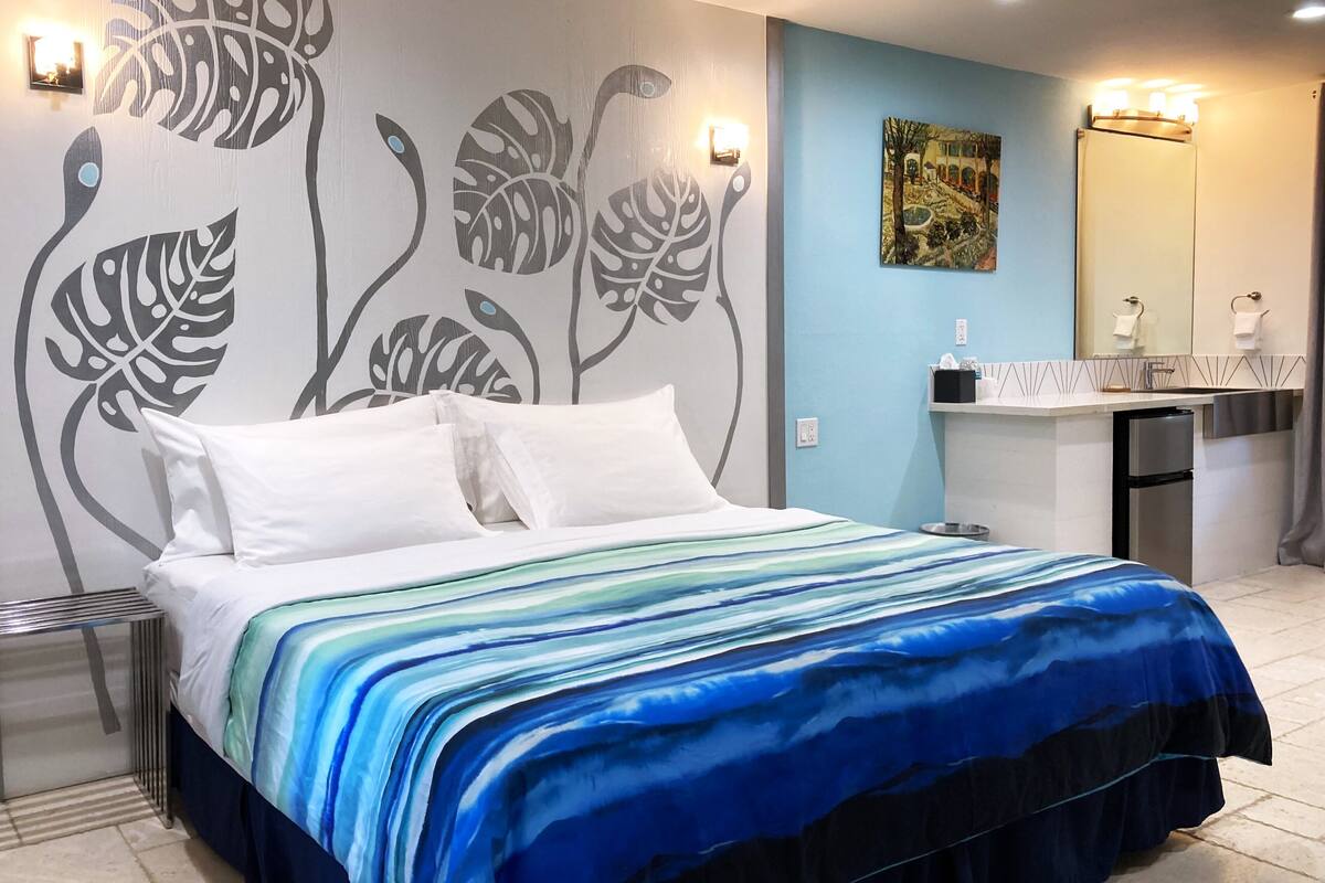 basic double room, 1 king bed, non smoking | individually decorated, individually furnished, free wifi, bed sheets