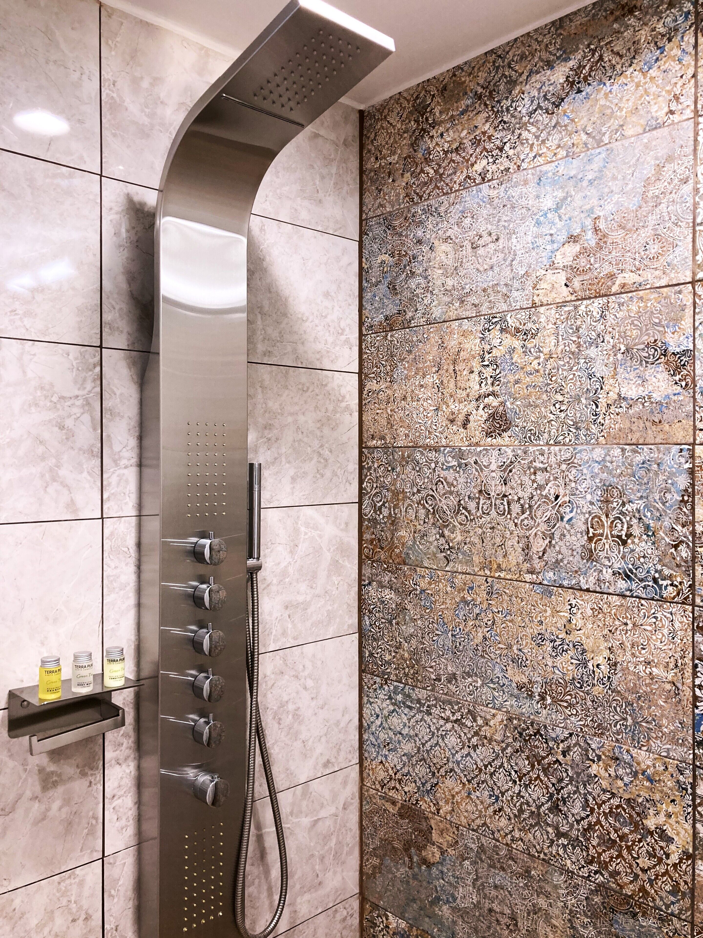 basic double room, 1 king bed, non smoking | bathroom | shower, hydromassage showerhead, free toiletries, towels