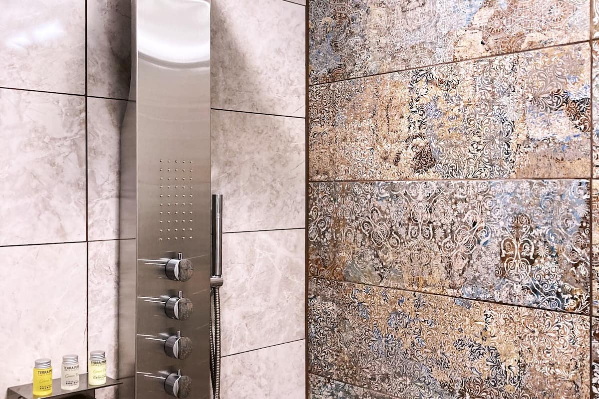 basic double room, 1 king bed, non smoking | bathroom | shower, hydromassage showerhead, free toiletries, towels