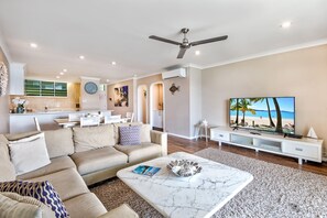 Apartment, Multiple Beds, Non Smoking | Living area