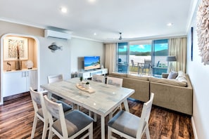 Apartment, Mehrere Betten, Nichtraucher | Wohnbereich | 42-Zoll-Flachbildfernseher mit Digitalempfang, Fernseher