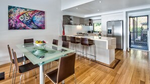 Appartement, 2 chambres, 2 salles de bains, vue océan | Restauration dans la chambre