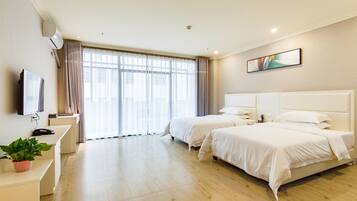 Escritorio, cortinas blackout, camas extra y wifi gratis