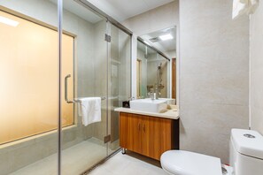 コンフォート ダブルルーム | バスルーム | シャワー、レインフォールシャワー、バスアメニティ (無料)、ヘアドライヤー