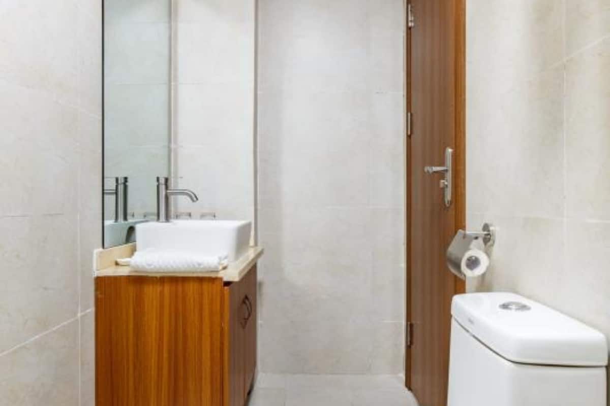 shower, rainfall showerhead, free toiletries, hair dryer