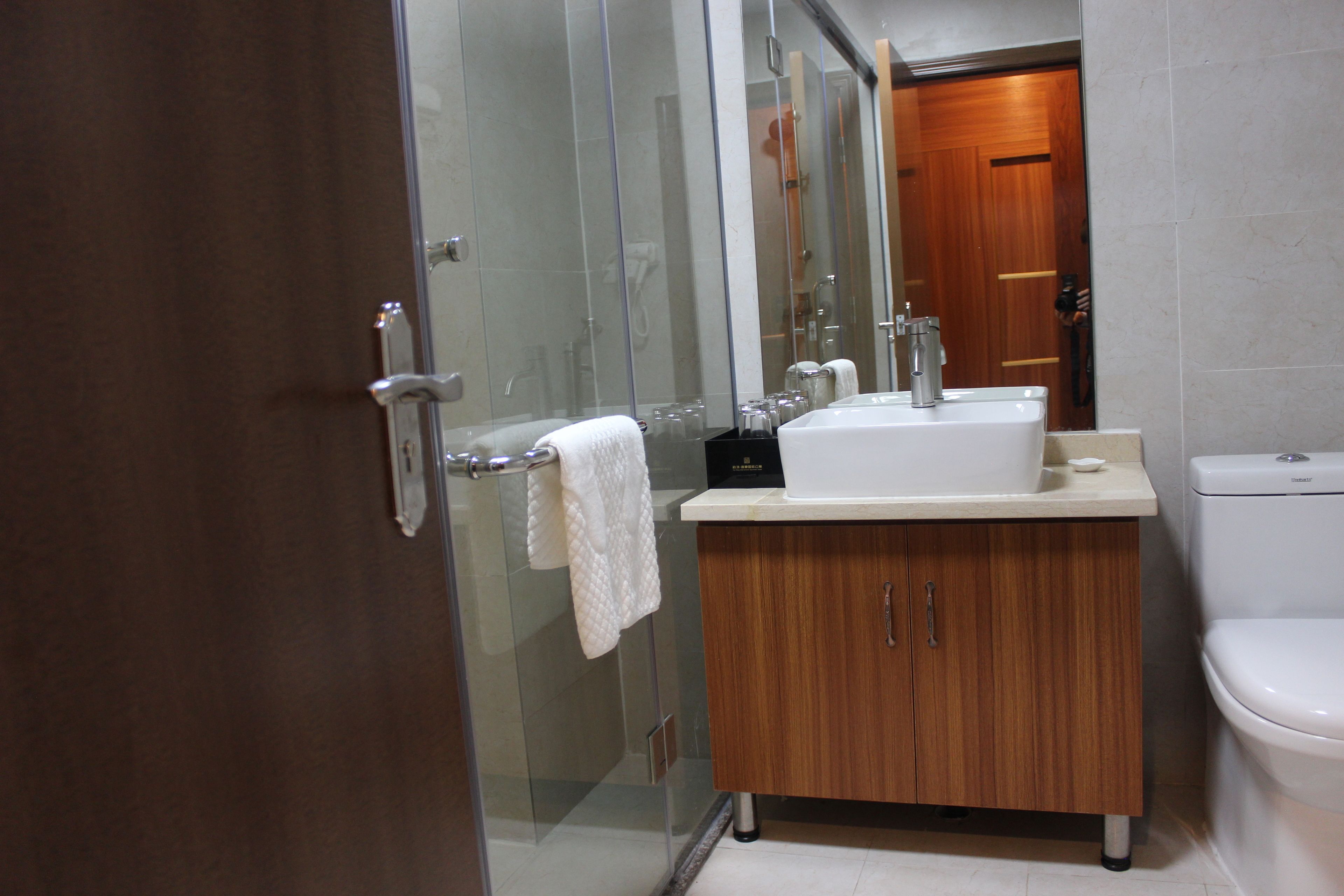 deluxe twin room | bathroom | shower, rainfall showerhead, free toiletries, hair dryer