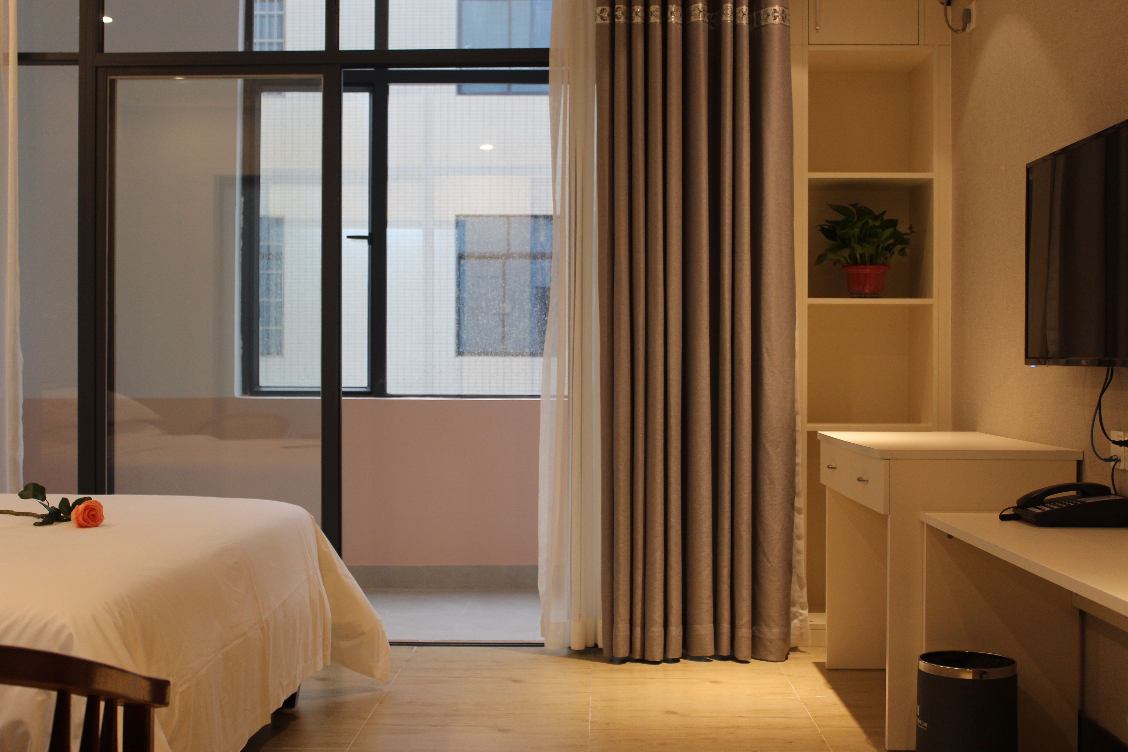 deluxe double room | desk, blackout curtains, rollaway beds, free wifi