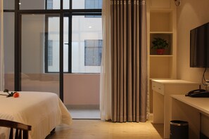 Deluxe-Doppelzimmer | Schreibtisch, Verdunkelungsvorhänge, Zustellbetten, kostenloses WLAN