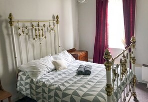 Zimmer, 1 Queen-Bett, Gemeinschaftsbad | Bettwäsche