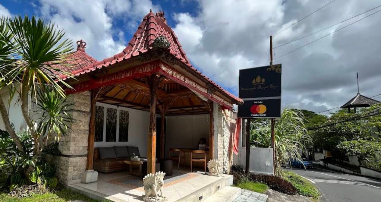 En byggnad i traditionell stil med ett tak täckt av tegelpannor och en överbyggd entré.
