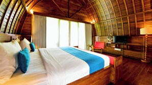 A spacious room with a large bed, wooden ceiling, and a television. - The Lumbung Wood Villa (Seminyak)