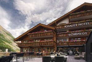 Outdoor dining - Chalet Hotel Schoenegg (Zermatt)