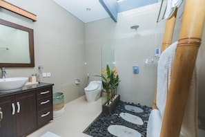 Deluxe Villa, 3 Bedrooms | Bathroom | Shower, free toiletries, hair dryer, towels - Big Brother Villa (Canggu)