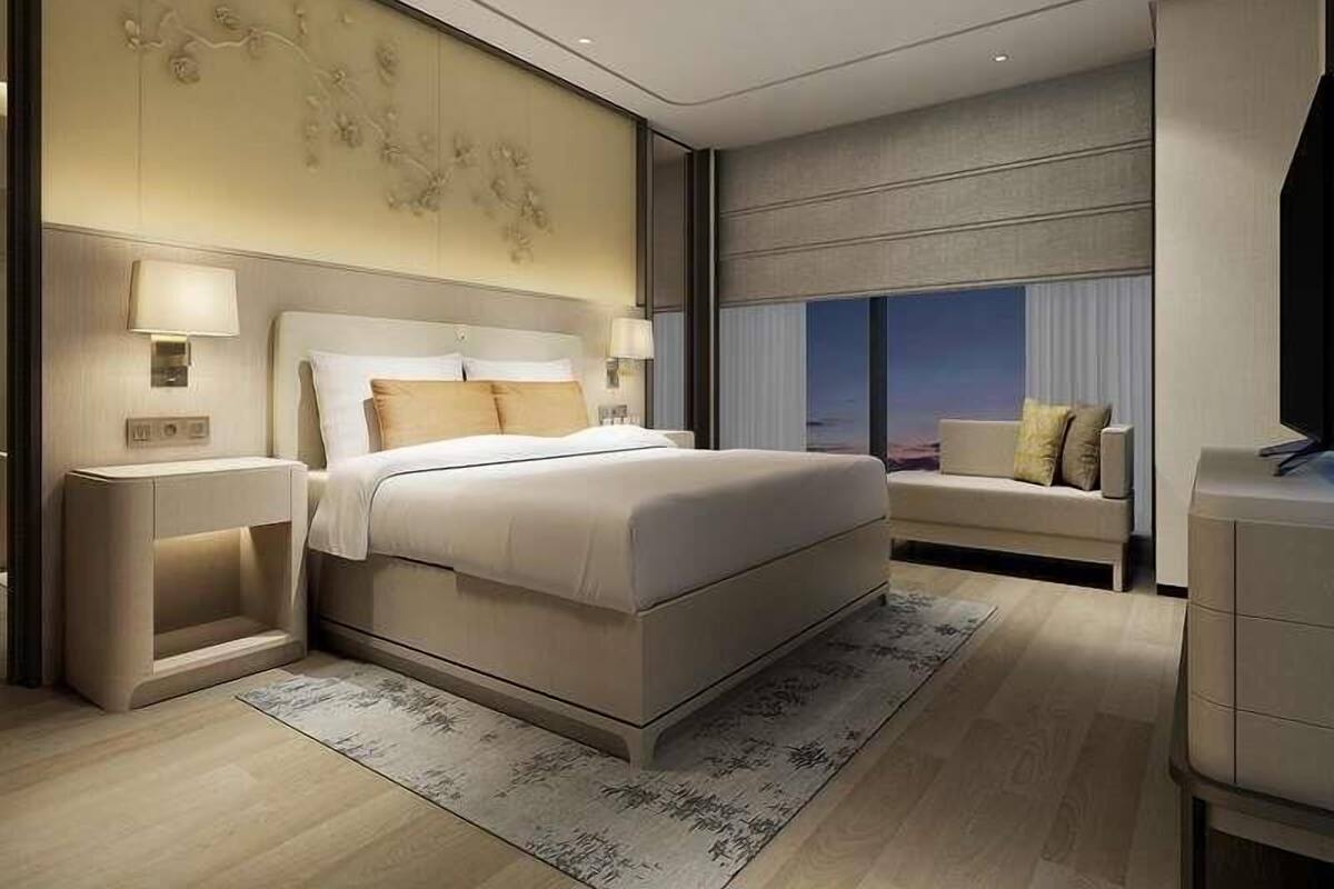 Deluxe Room, 1 King Bed, Smoking, River View | Pillow-top beds, minibar, in-room safe, desk