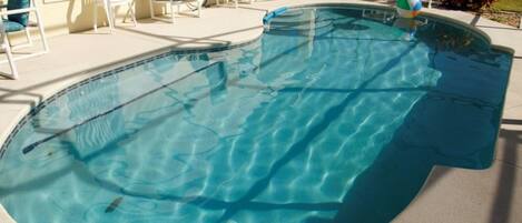 Außenpool (je nach Saison geöffnet), Sonnenschirme, Liegestühle