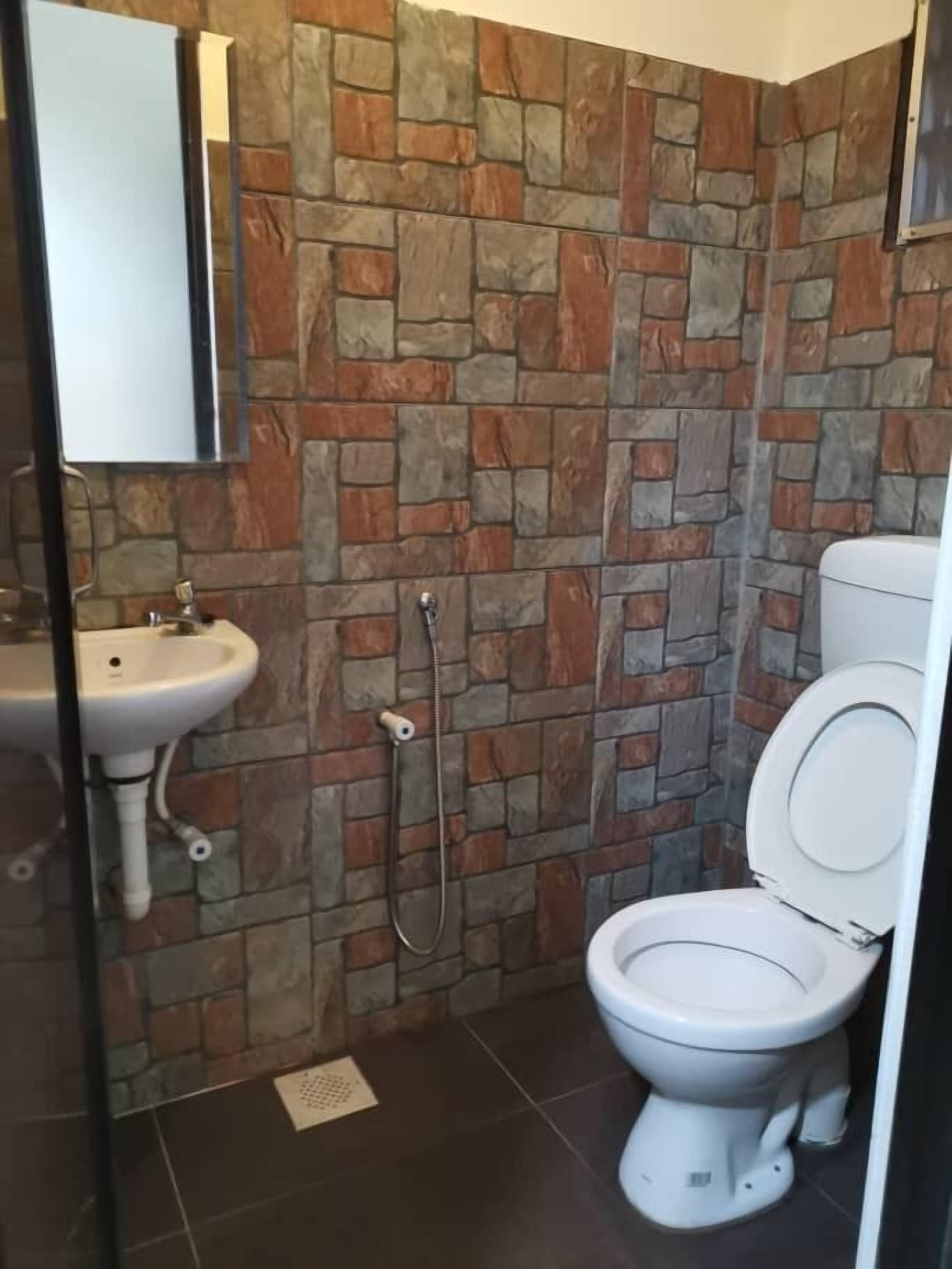 Shower, free toiletries, towels