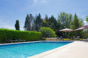 Piscine extérieure, parasols, chaises longues