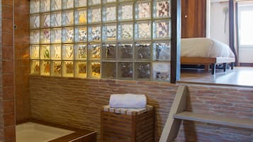 Camera doppia (Valere) | Bagno | Doccia, soffione a pioggia, asciugacapelli, accappatoio