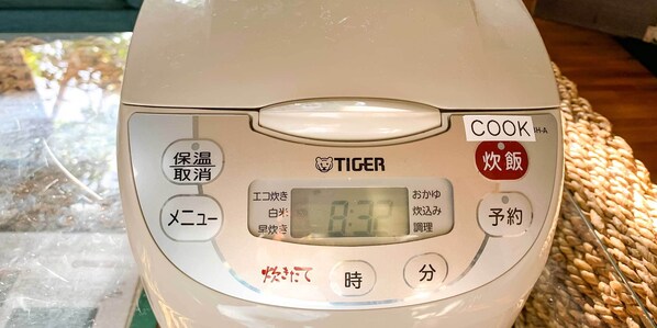 A white electric rice cooker with a digital display and multiple buttons labeled in Japanese. - Ishigakijima Cottage Kachibai (Ishigaki)