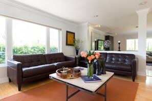 Casa família, várias camas, para não fumantes, piscina particular | Sala de estar | TV de tela plana