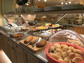 Café da manhã com buffet todos os dias (EUR 10 por pessoa) 