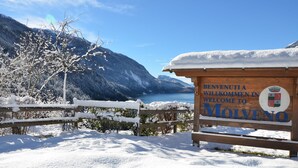 A wooden sign with the text "BENVENUTI A WELCOME TO MOLVENO" and a coat of arms. - Alle Dolomiti Boutique Lake Hotel (Molveno)